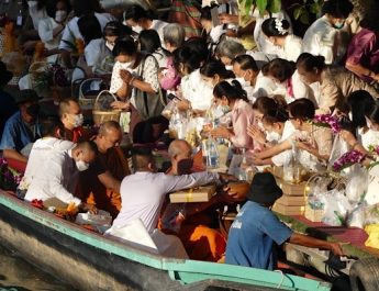 ​วธ. เชิญชวนพุทธศาสนิกชนเข้าวัดปฏิบัติธรรมวันธรรมสวนะ “ครอบครัวหิ้วตะกร้า ศรัทธาอิ่มบุญ อุดหนุนชุมชน” พาครอบครัวเข้าวัดทำบุญ ตักบาตร ฟังเทศน์ เจริญจิตตภาวนา ร่วมอุดหนุนสินค้าวัฒนธรรมของชุมชน