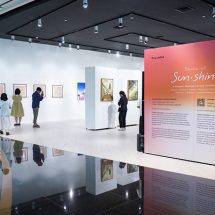 ไอคอนสยาม ชวนสำรวจความทรงจำในอดีตกับนิทรรศการงาน “Shade of Sunshine”  ฤดูร้อนแห่งความทรงจำ วันนี้ ถึง 30 เมษายน 2567