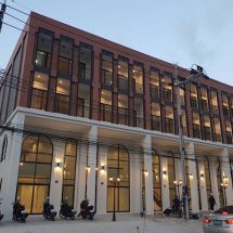 อาณา ดีเวลอปเมนท์ ส่งมอบโครงการ “TINSMITH” ย่านเชิงทะเล อาคารพาณิชย์ 4 ชั้น ดีไซน์พรีเมียมให้ลูกค้า VIP ครบ 9 ยูนิต รับรู้รายได้ 180 ล้านบาท