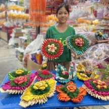 “ตลาดดอกไม้สี่มุมเมือง” ศูนย์กลางขายส่ง-ปลีก ดอกไม้ มาลัย สังฆภัณฑ์ และโซนจัดแต่งดอกไม้ ขอเชิญเลือกซื้อกระทงและอุปกรณ์ทำกระทงหลากหลายรูปแบบ ทั้งซื้อปลีกหรือซื้อส่งนำไปทำกำไร ที่เดียวจบ ได้สินค้าครบครัน เปิดให้บริการทุกวัน 24 ชั่วโมง