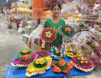 “ตลาดดอกไม้สี่มุมเมือง” ศูนย์กลางขายส่ง-ปลีก ดอกไม้ มาลัย สังฆภัณฑ์ และโซนจัดแต่งดอกไม้ ขอเชิญเลือกซื้อกระทงและอุปกรณ์ทำกระทงหลากหลายรูปแบบ ทั้งซื้อปลีกหรือซื้อส่งนำไปทำกำไร ที่เดียวจบ ได้สินค้าครบครัน เปิดให้บริการทุกวัน 24 ชั่วโมง