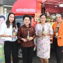 ปีใหม่นี้ แซ่บนัวถึงใจกันถ้วนหน้า! เมื่อ “บลูช็อป” จับมือ “น้ำปลาร้าแม่ไพลิน by จ่าวิรัช” จัดโปรพิเศษส่งท้ายปีเก่าต้อนรับปีใหม่ 2025 กับน้ำปลาร้าในร้านบลูช็อปฉลองครอบรอบ 12 ปี 19 สาขา ในราคาเพียง 19 บาท