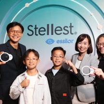 EssilorLuxottica ตอกย้ำความเชื่อมั่นในเทคโนโลยีเลนส์ STELLEST® ด้วยผลการศึกษาทางคลินิกระยะเวลา 5 ปี เผยประสิทธิภาพระยะยาวในการชะลอความก้าวหน้าของภาวะสายตาสั้นในเด็ก