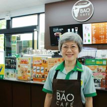 ชีวิตไม่ได้หยุดแค่เกษียณ…สู่เส้นทางใหม่ในฐานะบาริสต้าวัยเก๋า ‘ป้าทิพ-ทิพวรรณ’ จุดประกายสร้างแรงบันดาลใจต้อนรับวันผู้สูงอายุ ผ่านโครงการ ‘ซีเจ ซีเนียร์ พลัส วัยเก๋า’