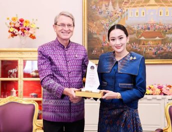 ดร.ฮาราลด์ ลิงค์ ประธาน บี.กริม รับโล่ประกาศเกียรติคุณเป็น “ค่าของแผ่นดิน” ปี 2566 ตอกย้ำวิสัยทัศน์ในการดำเนินธุรกิจด้วยความโอบอ้อมอารี มุ่งสร้างประโยชน์ให้สังคม-ประเทศชาติในทุกมิติ