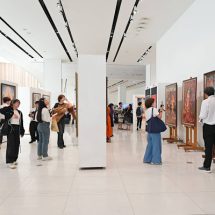 ไอคอนสยาม ขอเชิญร่วมค้นหา สำรวจ และตีความ “ความเป็นไทย” ผ่านงานศิลปะในมุมมองของศิลปินรุ่นเยาว์ จากมหาวิทยาลัยเพาะช่างฯ วันนี้ – 16 เมษายน 2568