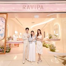 RAVIPA เปิดตัวสาขาใหม่ที่เมกาบางนา พร้อมคอลเลกชัน “พญานาคราช – ศรีสัตตนาคราช” สุดตระการตา ร่วมงานโดย ฟิล์ม รชานันท์ และ ซี ทวินันท์ ท่ามกลางบรรยากาศแห่งหมู่มวลดอกไม้