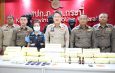 ผู้ว่าฯกระบี่นำแถลงจับกุมผู้ค้ายาเสพติดรายสำคัญ 3 คน พร้อมยาบ้า 300,000 เม็ด ตบตาเจ้าหน้าที่ลอบขนส่งทางรถทัวร์โดยสารประจำทางสายเชียงใหม่-ภูเก็ต