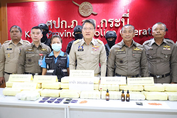 ผู้ว่าฯกระบี่นำแถลงจับกุมผู้ค้ายาเสพติดรายสำคัญ 3 คน พร้อมยาบ้า 300,000 เม็ด ตบตาเจ้าหน้าที่ลอบขนส่งทางรถทัวร์โดยสารประจำทางสายเชียงใหม่-ภูเก็ต