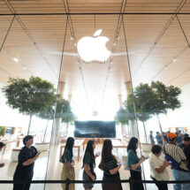 iPhone 17 ถึงมือแล้ว! ลูกค้าแห่รับเครื่องวันแรกคิวแน่น Apple Store ICONSIAM