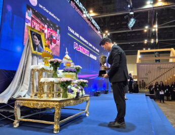 ศิลปากร ตอกย้ำการเป็นผู้นำแห่งความสร้างสรรค์กับรางวัล “Platinum Award” รับถ้วยพระราชทานฯ ในมหกรรมงานวิจัยแห่งชาติ 2569 เปลี่ยน ‘ดินเปรี้ยว’ เป็น ‘แฟชั่นชีวภาพ’ พ่วงอีก 4 รางวัลนวัตกรรมสร้างสรรค์
