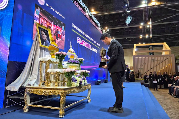 ศิลปากร ตอกย้ำการเป็นผู้นำแห่งความสร้างสรรค์กับรางวัล “Platinum Award” รับถ้วยพระราชทานฯ ในมหกรรมงานวิจัยแห่งชาติ 2569 เปลี่ยน ‘ดินเปรี้ยว’ เป็น ‘แฟชั่นชีวภาพ’ พ่วงอีก 4 รางวัลนวัตกรรมสร้างสรรค์
