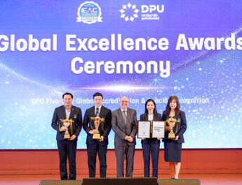 DPU สร้างชื่อเสียงให้ประเทศไทย! คว้า 3 รางวัลเกียรติยศจาก IEAC เป็นมหาวิทยาลัยแรก พร้อมกวาดประเมิน 5 ดาวเต็มทุกหมวด ชูสถิติเด็กจบใหม่ได้งานทำทันที 95%