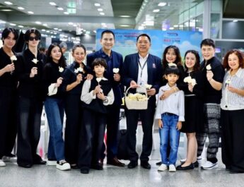 “สายสีแดง” เชิญชวนประชาชนร่วมประดิษฐ์ดอกไม้จันทน์ น้อมสำนึกในพระมหากรุณาธิคุณ สมเด็จพระนางเจ้าสิริกิติ์ พระบรมราชินีนาถ พระบรมราชชนนีพันปีหลวง